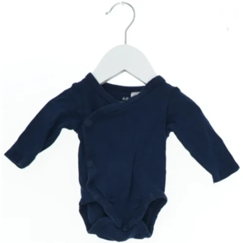 Langærmet bodystocking til baby fra H&M (str. 56)