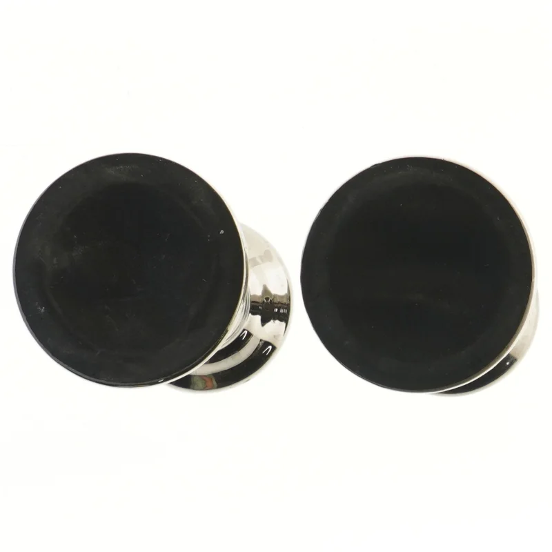 Sæt af to metal lysestager (str. 20 cm)