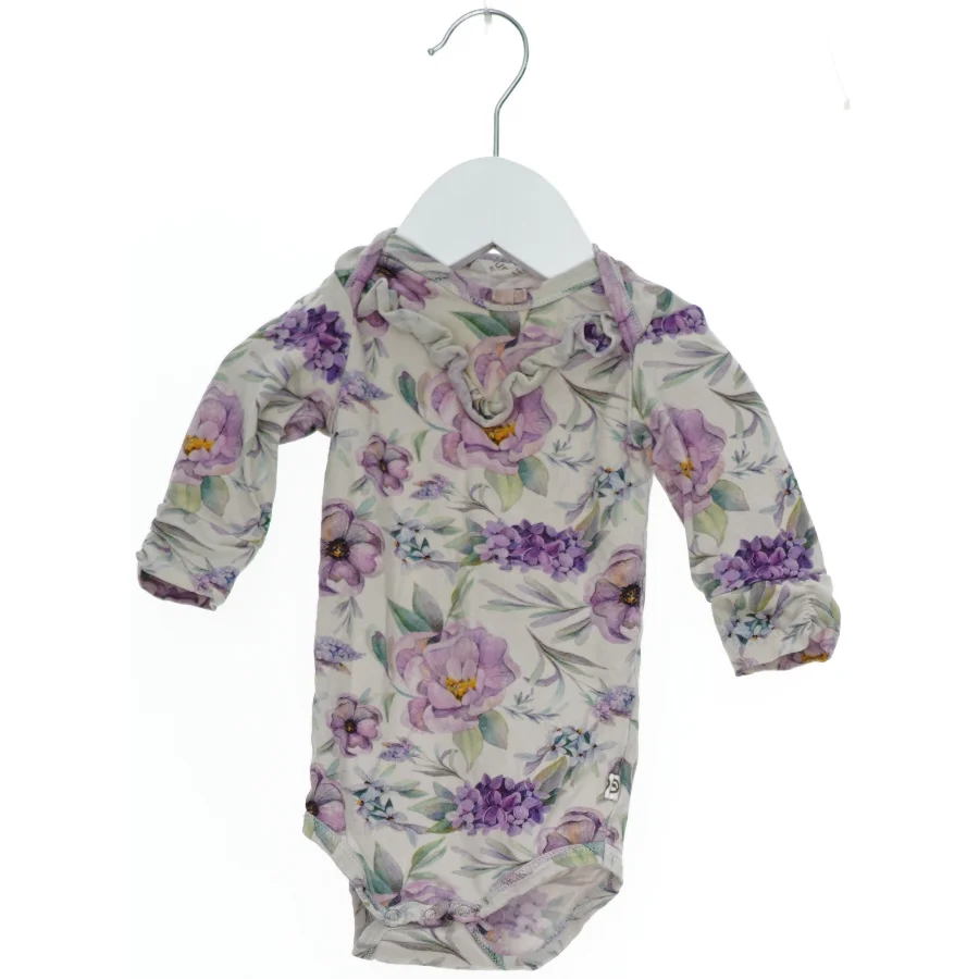 Blomstret bodystocking til baby fra Müsli (str. 62)