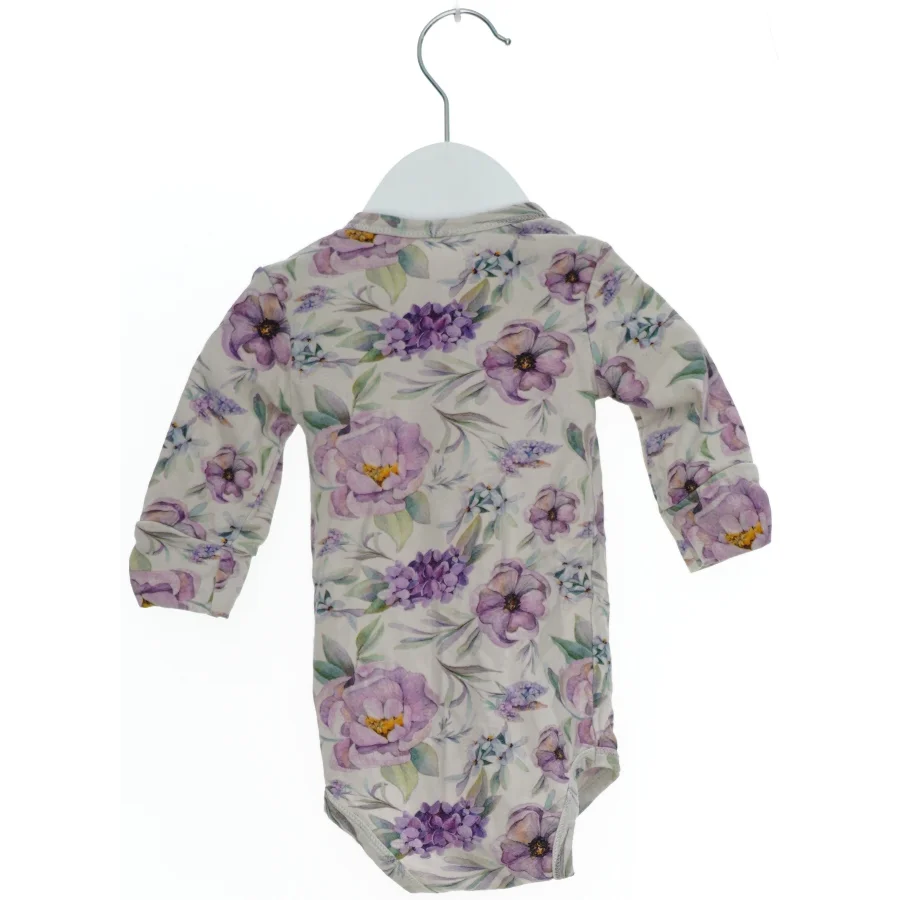 Blomstret bodystocking til baby fra Müsli (str. 62)