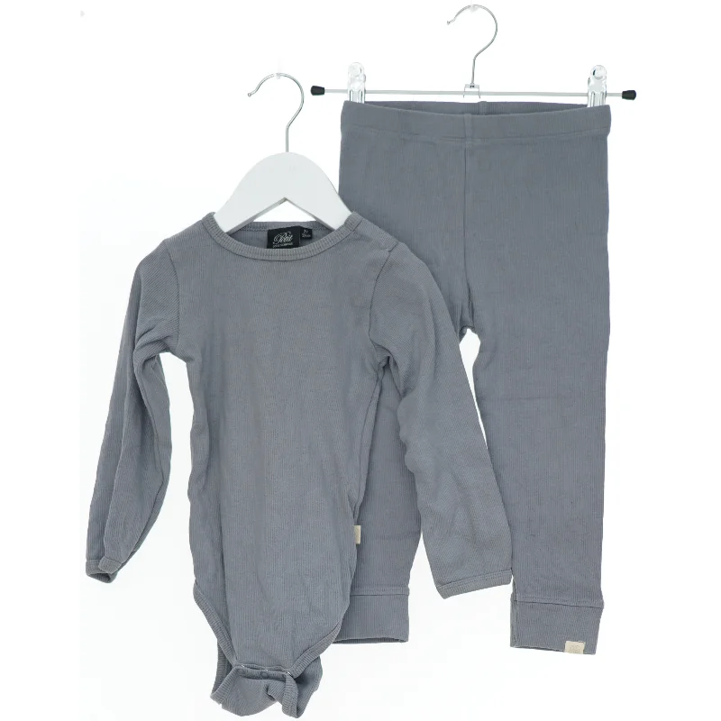 Gråt sæt med bodystocking og bukser fra Petit (str. 92)