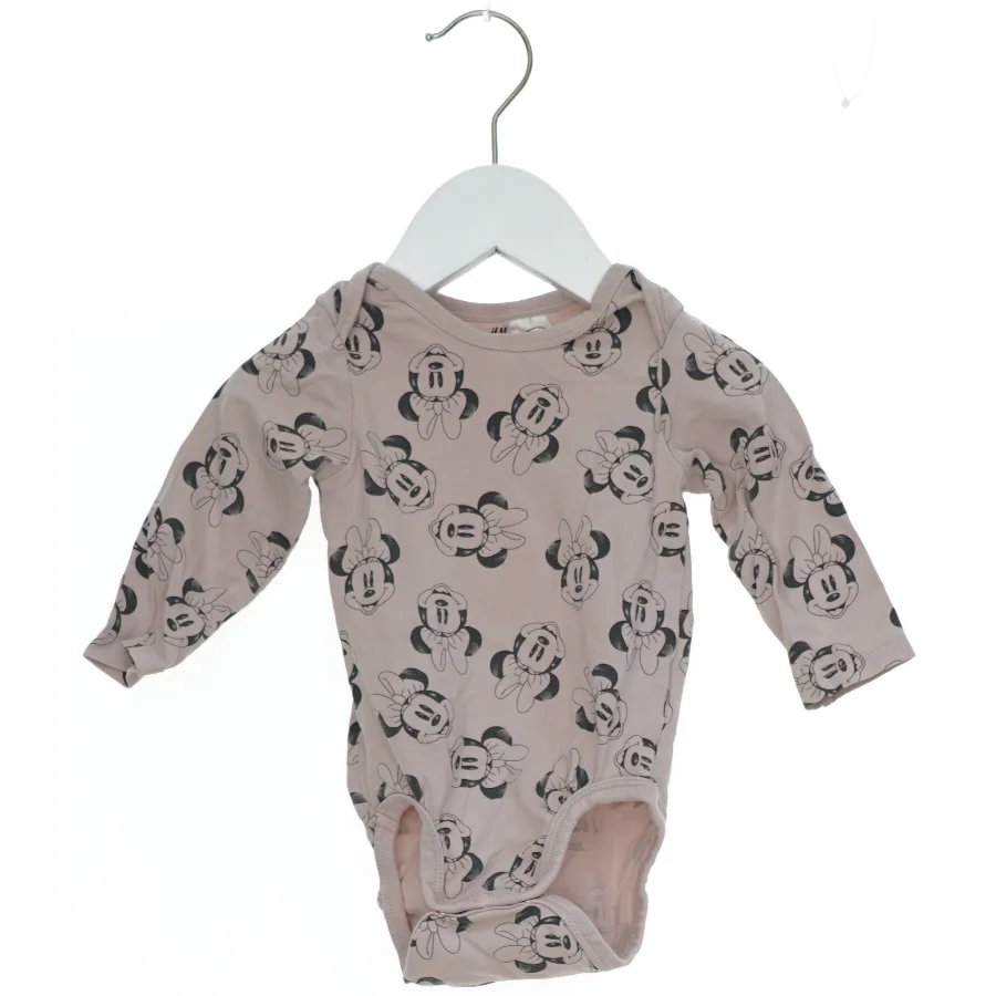 Body med Mickey Mouse mønster fra H&M (str. 68)