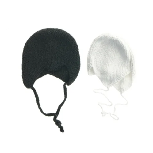 Strikkede babyhuer i sort og hvid fra Mama Aisha (str. 15. og 13. cm)