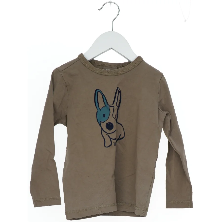 Langærmet bluse med hundemotiv fra Pomp de Lux (str. 98)