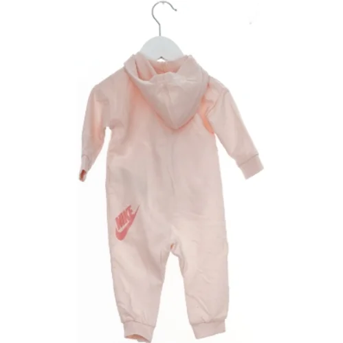Lys lyserød Nike heldragt med hætte fra Nike (str. 74)