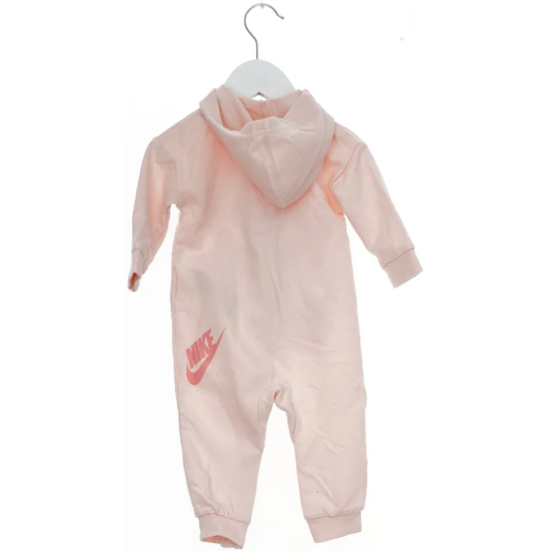 Lys lyserød Nike heldragt med hætte fra Nike (str. 74)
