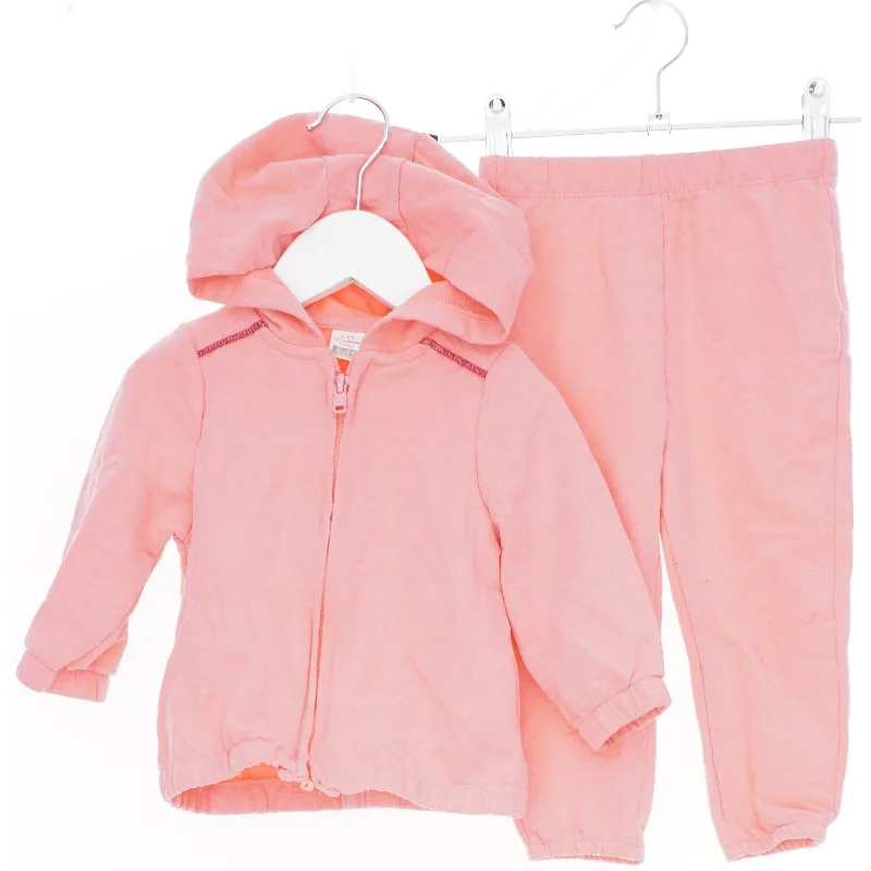 Lyserødt børnesæt med hættetrøje og bukser fra LC Waikiki  (str. 80)