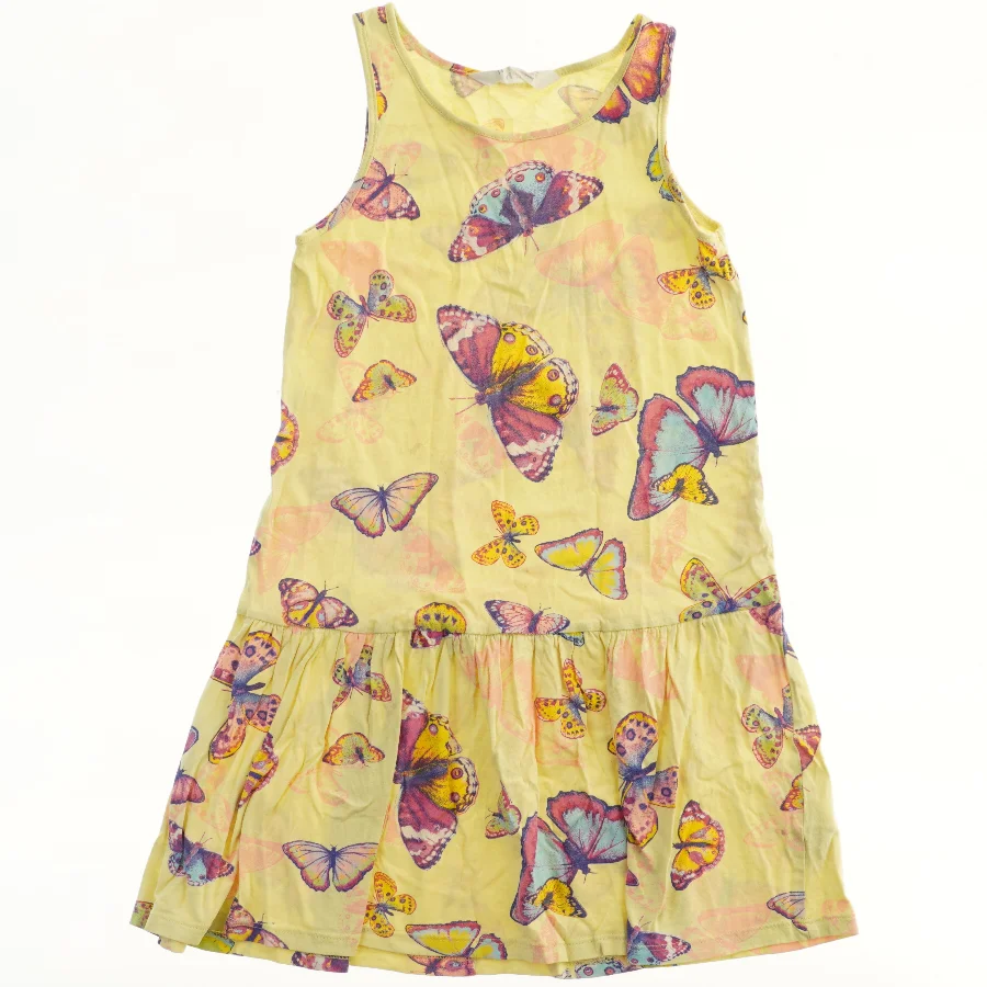 Sommerkjole med sommerfugle fra H&M (str. 122)