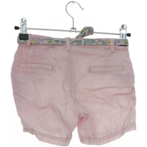 Lyserøde shorts med blomstret bælte fra H&M (str. 116)