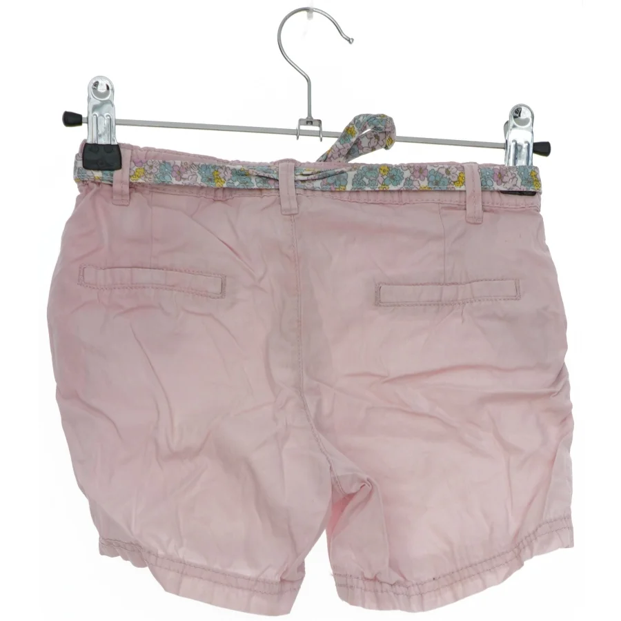 Lyserøde shorts med blomstret bælte fra H&M (str. 116)