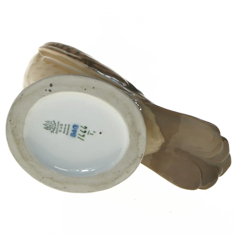 Porcelænsfalk figur fra Bing Og Grøndal (str. 18x20 cm)