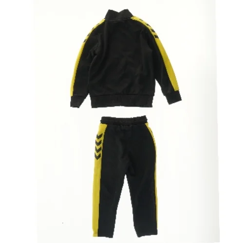 Sort og gul træningssæt til børn fra Hummel (str. 104)