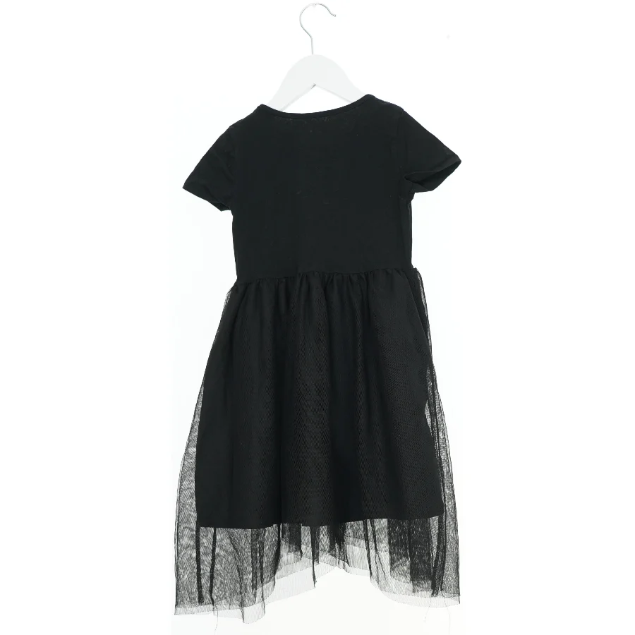 Sort kjole med skeletdesign fra H&M (str. 110)