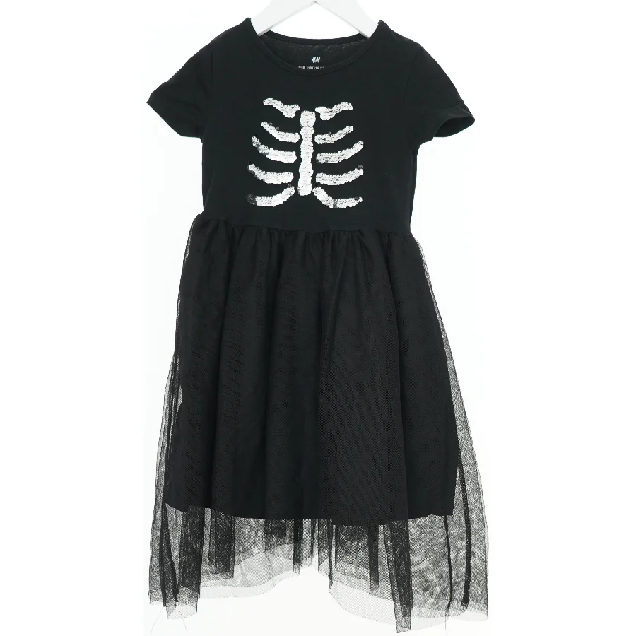 Sort kjole med skeletdesign fra H&M (str. 110)