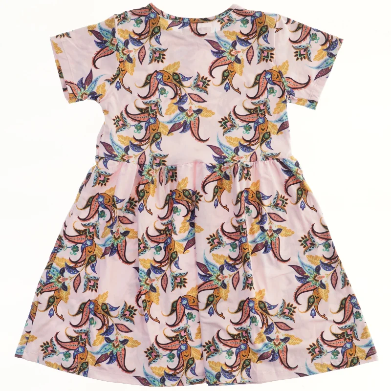 Kortærmet sommerkjole med blomstermønster fra LIBERTÉ Ami (str. 110)