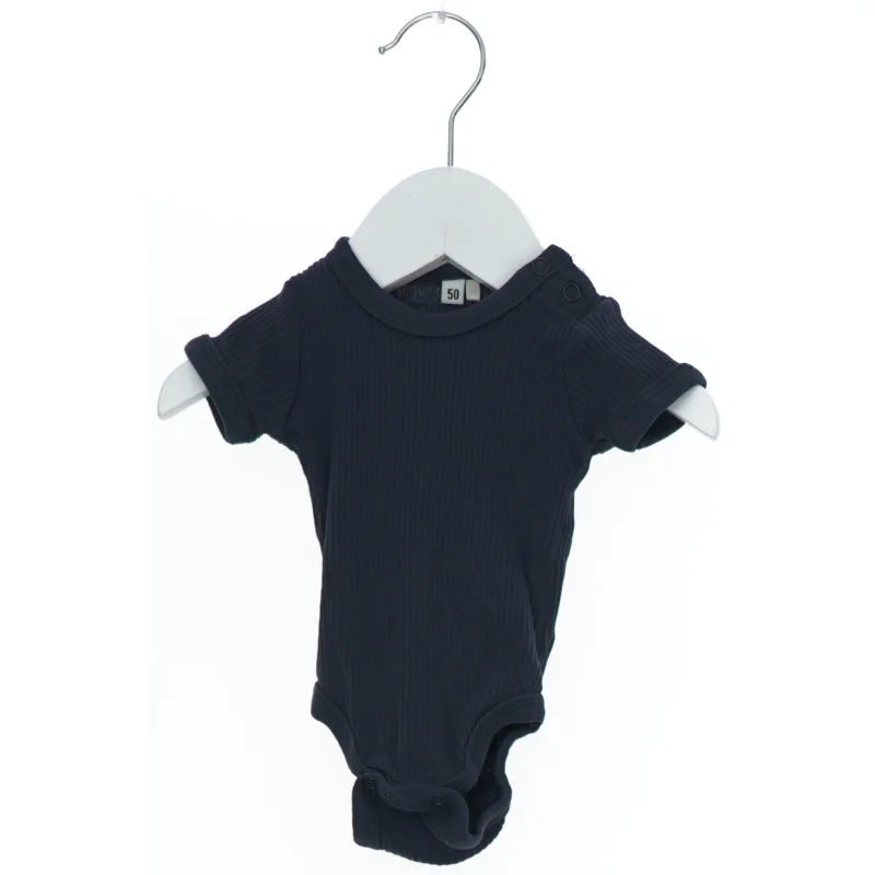 Baby bodystocking med korte ærmer fra Be Kids (str. 50)