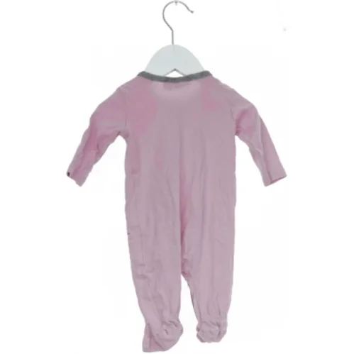 Lyserød heldragt med kattemotiv fra Looney Tunes (str. 56)