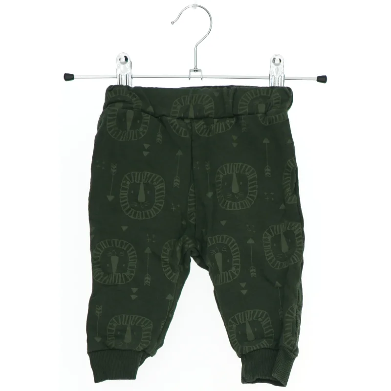 Bukser til børn med løvemønster fra VRS (str. 62)