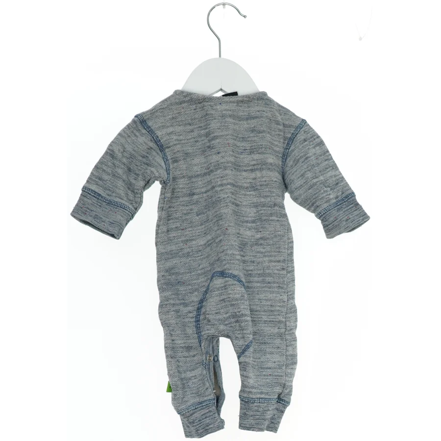 Grå baby heldragt med knapper fra Molo (str. 56)