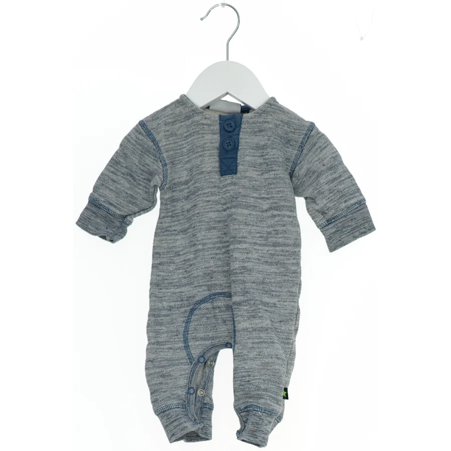 Grå baby heldragt med knapper fra Molo (str. 56)