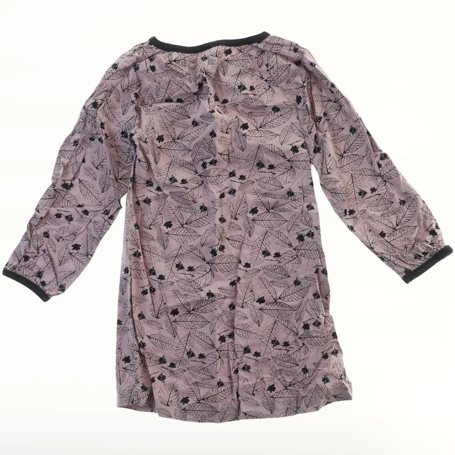 Langærmet kjole med bladmønster fra Phister & Philina (str. 122)