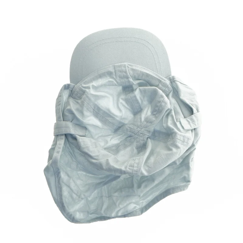 Lyseblå hat med nakkesolbeskyttelse fra Nordic Label (str. Ø 16 cm)