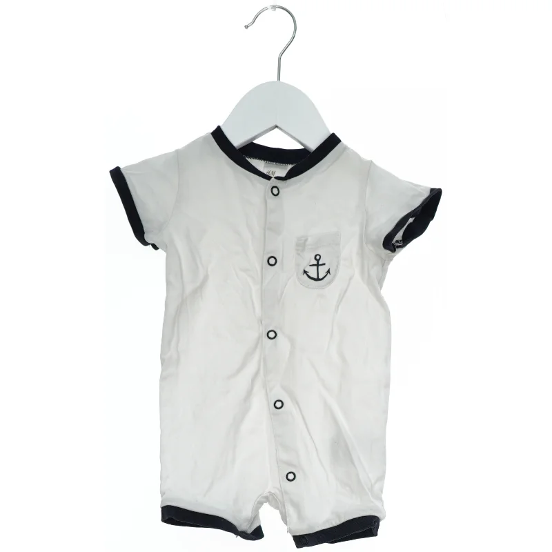 Kortærmet baby heldragt med ankerdesign fra H&M (str. 56)