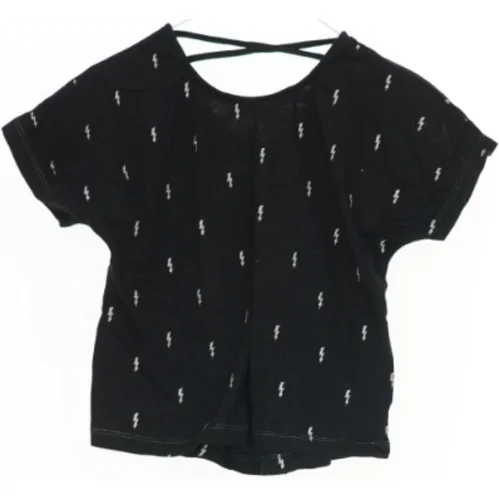 Sort T-shirt med lynmønster fra Fox (str. 110)