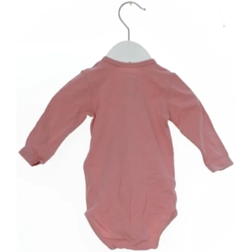 Rosa bodystocking med uglemotiv fra Hebe (str. 68)