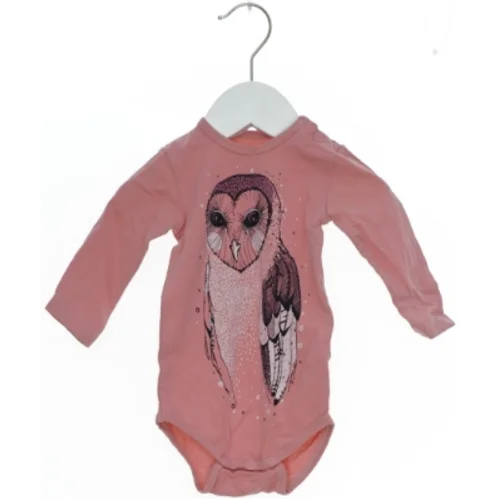 Rosa bodystocking med uglemotiv fra Hebe (str. 68)