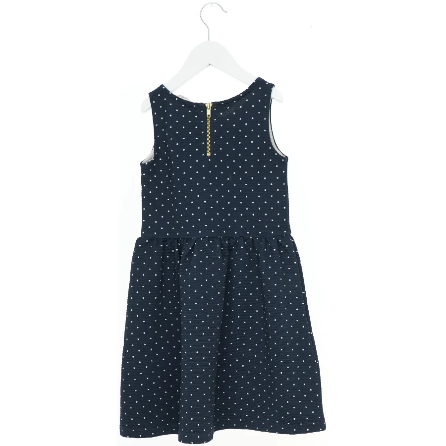 Mørkeblå kjole med polkaprikker fra H&M (str. 122)