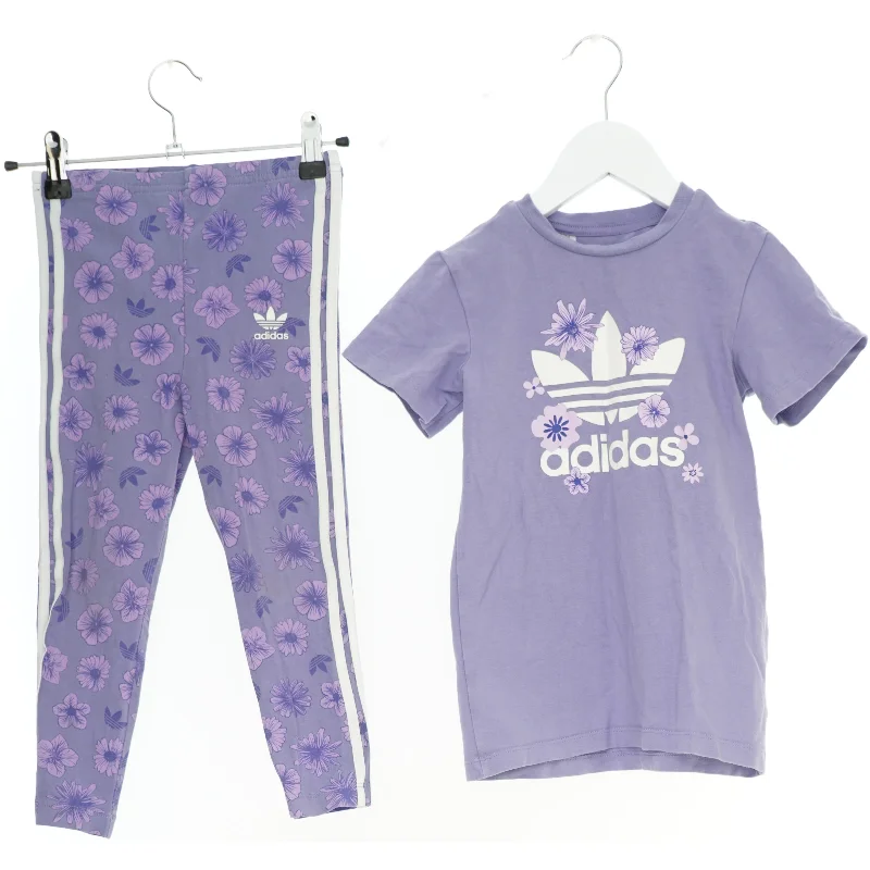 t-shirt og joggingbukser fra Adidas (str. 98 cm)