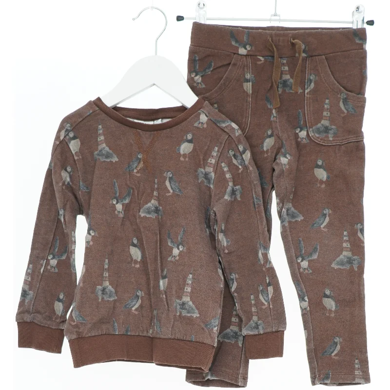 Sæt med bluse og bukser med fugle-motiv fra Name It (str. 98)