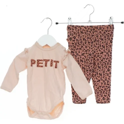 Baby bodystocking og leggings sæt fra Petit (str. 62)