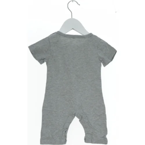 Grå heldragt med bjørne tryk (str. 74)