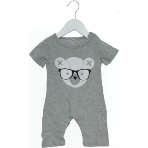 Grå heldragt med bjørne tryk (str. 74)