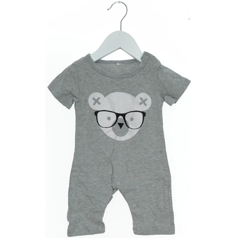 Grå heldragt med bjørne tryk (str. 74)