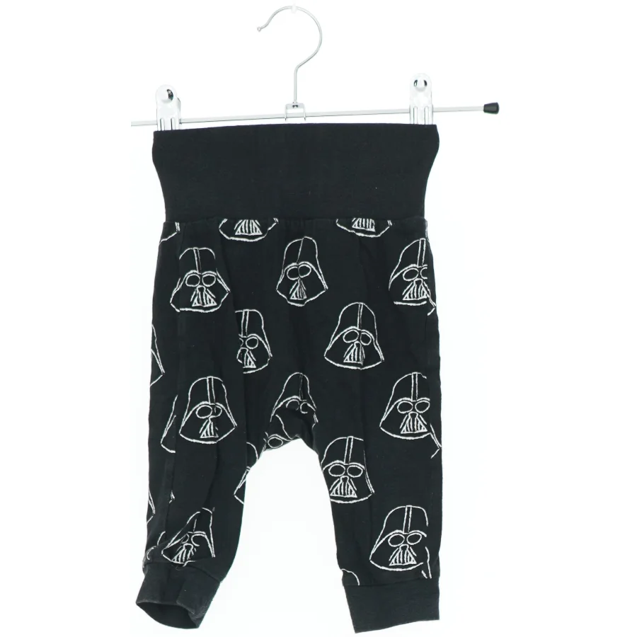 Sort babybukser med Darth Vader motiv fra H&M (str. 68)