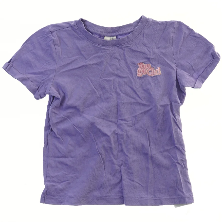 Lilla T-Shirt med tekst fra Pieces (str. 116)