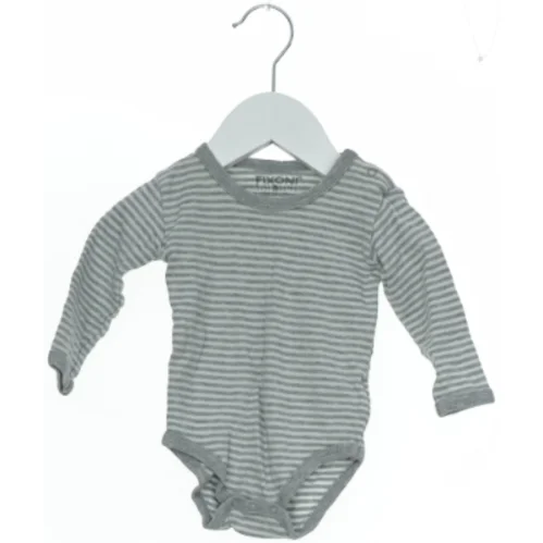 Baby bodystocking med striber fra Fixoni (str. 62)
