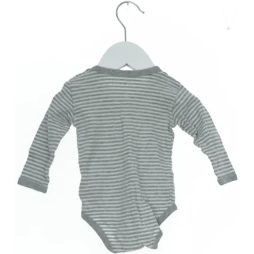 Baby bodystocking med striber fra Fixoni (str. 62)