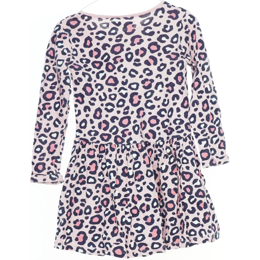 Pigekjole med leopardmønster fra Minoti (str. 110)