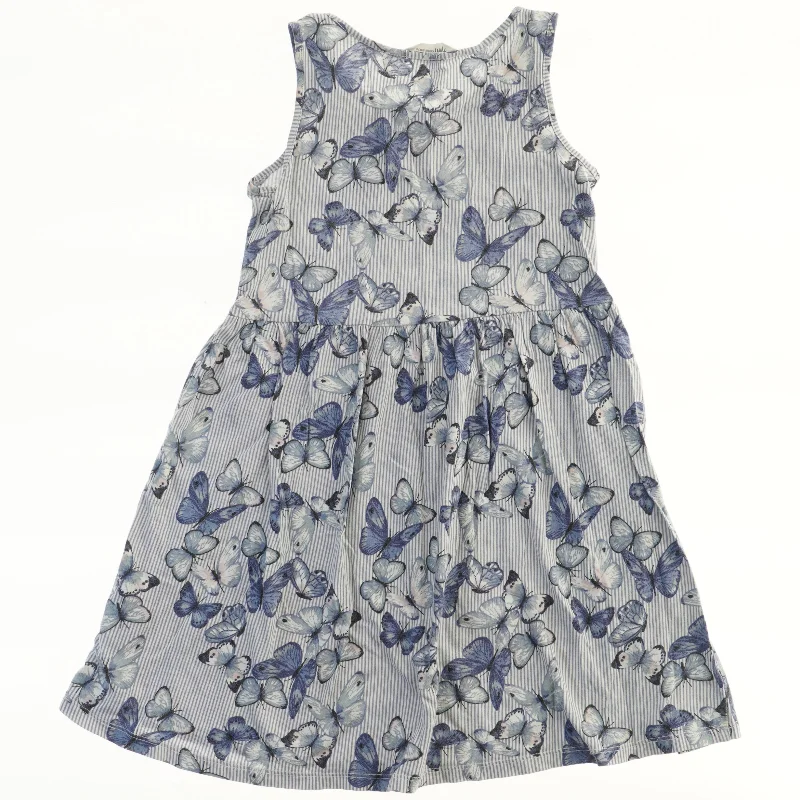 Sommerkjole med sommerfugle fra H&M (str. 122)