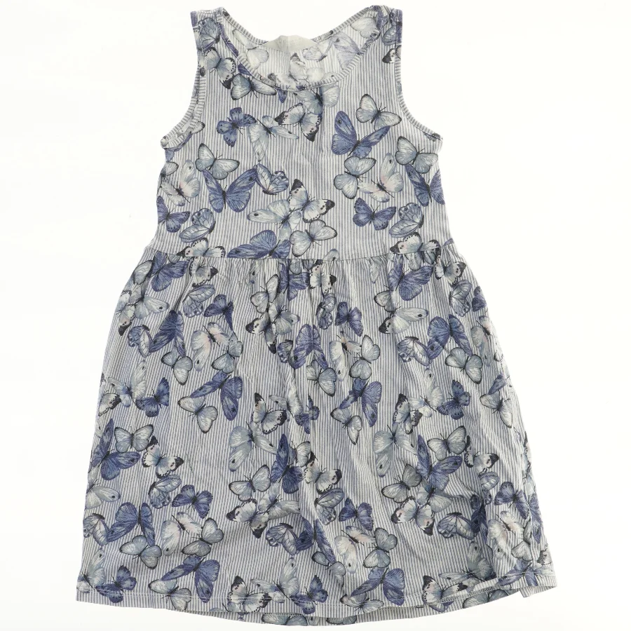 Sommerkjole med sommerfugle fra H&M (str. 122)