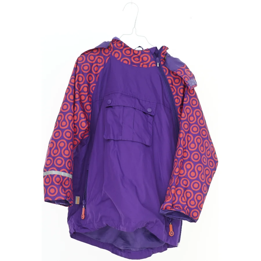 Regnjakke i lilla og mønstrede ærmer fra Caretec (str. 116)