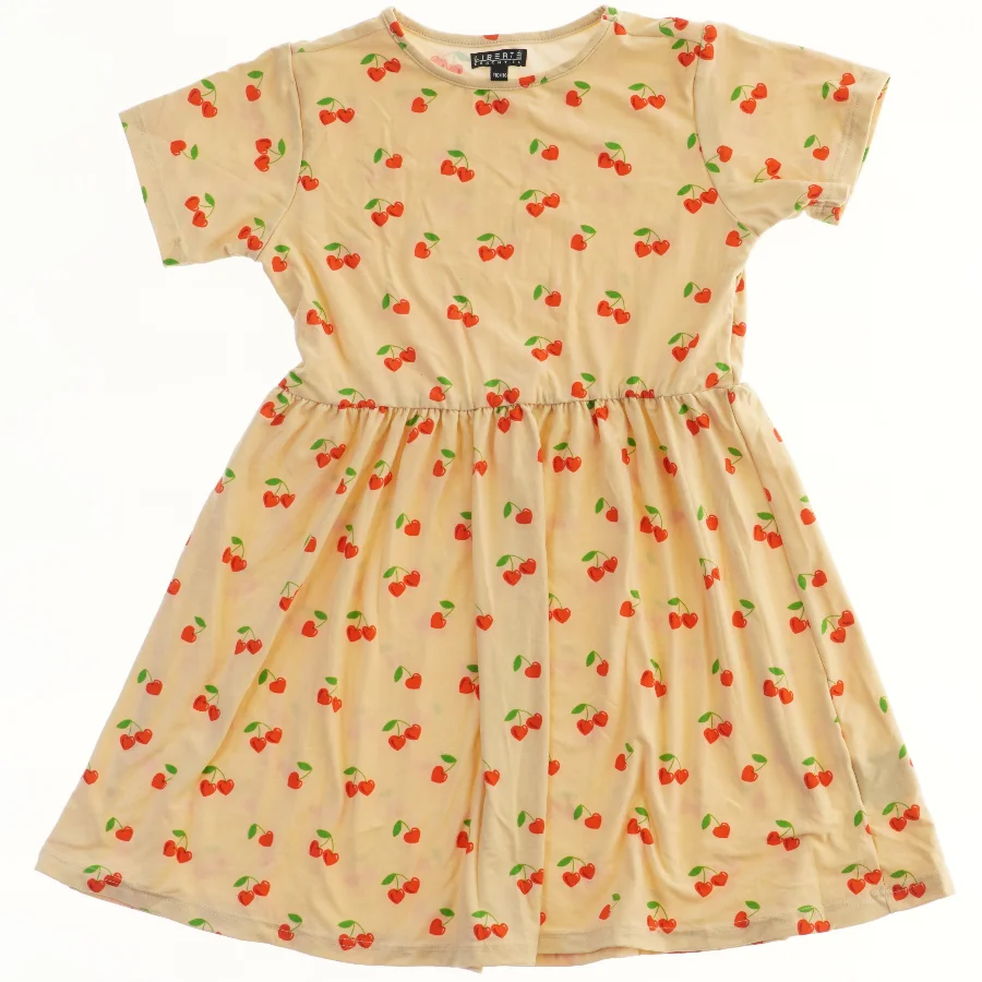 Børnekjole med kirsebærmønster fra LIBERTÉ Essentiel (str. 110)