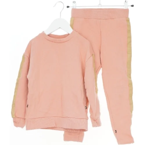 Lyserødt sæt med trøje og bukser fra Molo (str. 116)
