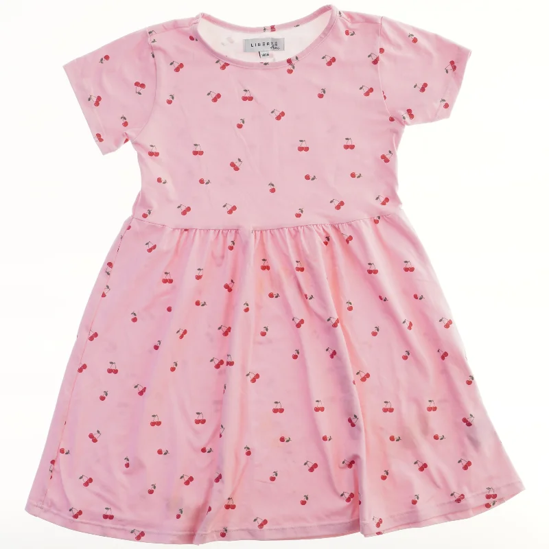 Lyserød kjole med kirsebærmønster fra LIBERTÉ Ami (str. 110)