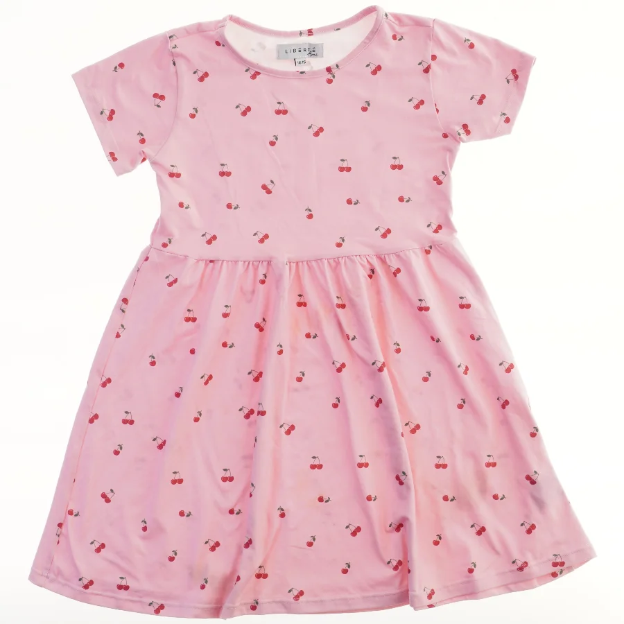 Lyserød kjole med kirsebærmønster fra LIBERTÉ Ami (str. 110)