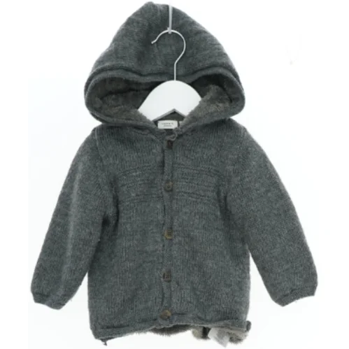 Strikket hættejakke til børn fra Name It (str. 74)